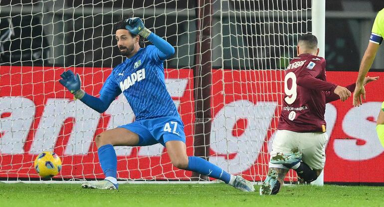 Antonio Sanabria anota ante el arquero Andrea Consigli para el 1-0 del Torino, en la victoria 2-1 sobre Sassuolo.