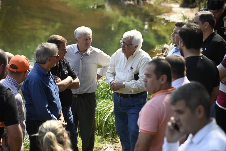 Autoridades del MOPC y la comuna de Lambaré revisaron en la fecha la situación del puente y conversaron sobre las posibles soluciones. 