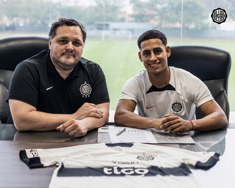 Hugo Adrián Benítez (d) y Rodrigo Nogués, jugador y presidente de Olimpia respectivamente, en la renovación de contrato del futbolista de 21 años en la Villa Olimpia, en Fernando de la Mora, Paraguay.