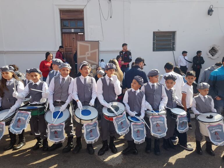 Impecablemente uniformados los niños de la bandaliza.