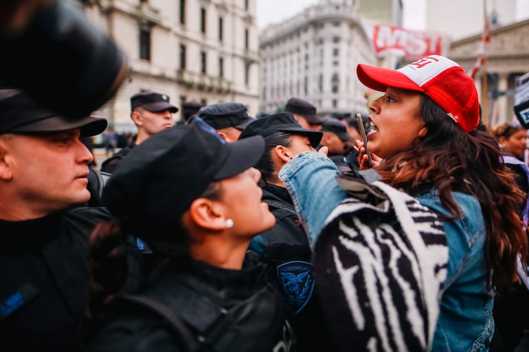 Una integrante del Movimiento Socialista de los Trabajadores (MST) discute con miembros de la Policía Federal Argentina durante una marcha con motivo del Día Internacional de los Trabajadores este miércoles, en Buenos Aires (Argentina). Los principales sindicatos de Argentina ratificaron, este miércoles, la huelga nacional en todo el territorio para el 9 de mayo, contra las medidas de ajuste y reformas en la "ley ómnibus" del Ejecutivo de Javier Milei, durante el cierre de las movilizaciones por el Día Internacional del Trabajador.