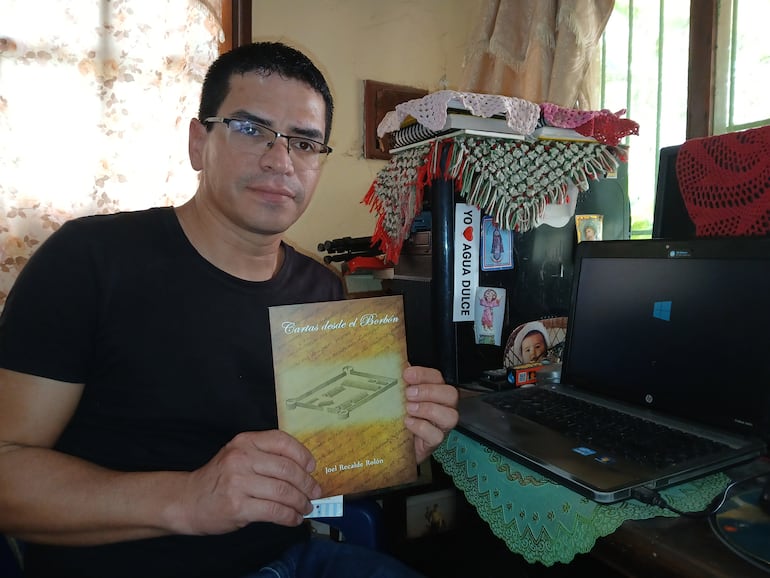 El joven escritor chaqueño, Joel Recalde Rolón, muestra orgulloso su tercer libro que será lanzado este 24 de setiembre en Fuerte Olimpo.