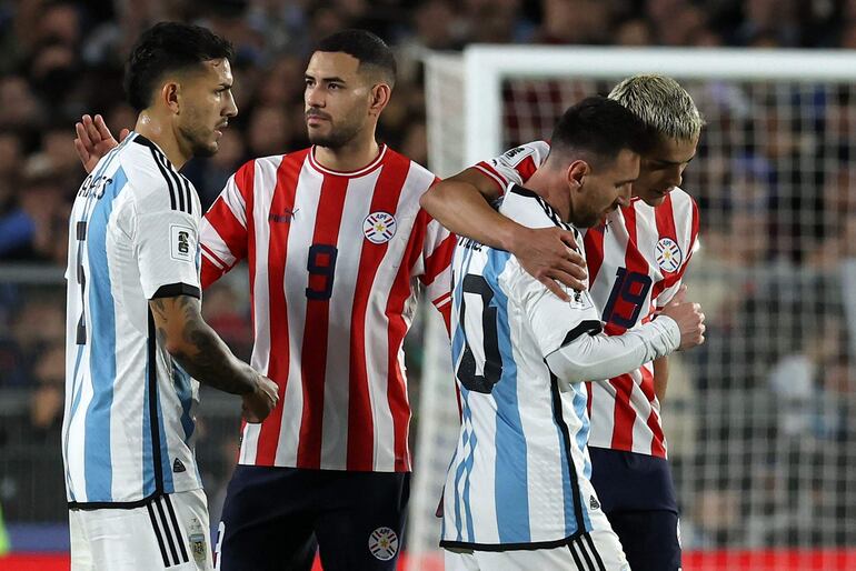 El delantero argentino Lionel Messi (2-R) y el delantero paraguayo Ramón Sosa, y el mediocampista argentino Leandro Paredes (L) y el delantero paraguayo Antonio Sanabria se saludan al final del partido de fútbol clasificatorio sudamericano para la Copa Mundial de la FIFA 2026 entre Argentina y Paraguay en el estadio Mas Monumental de Buenos Aires, el 12 de octubre de 2023.