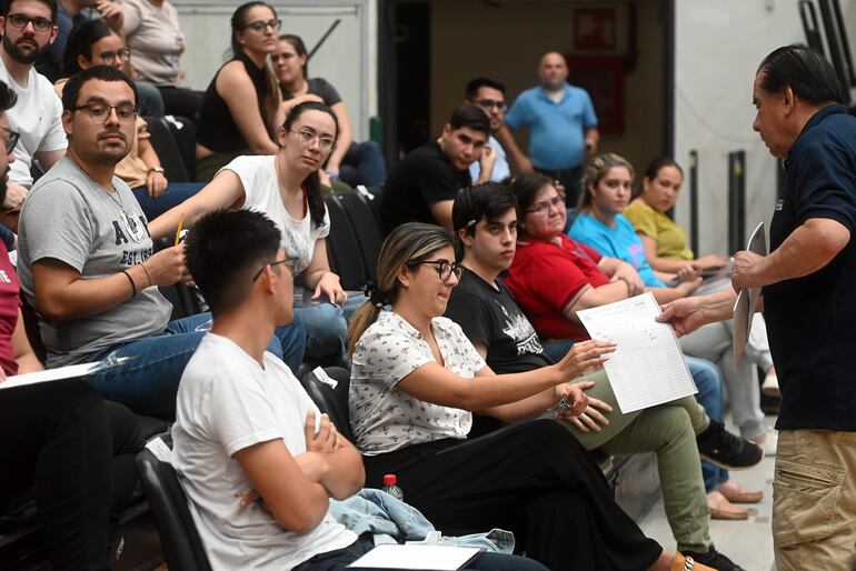 Doctores recibiendo las hojas para los tests del Conarem.