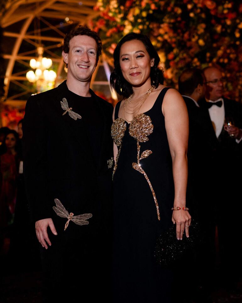 El director y presidente de Meta Mark Zuckerberg y su esposa Priscilla Chan lucieron atuendos bordados en oro.