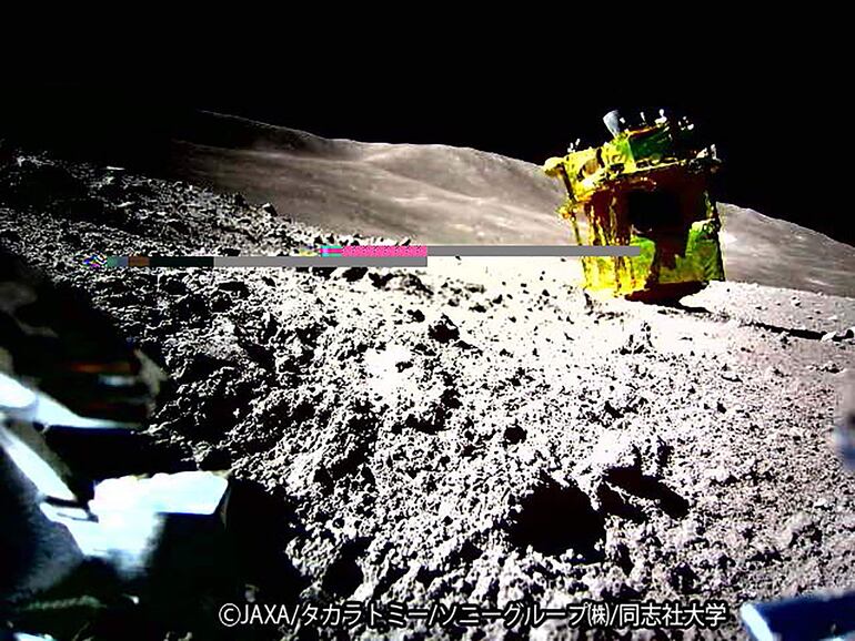 Tras recuperar la energía después de un aterrizaje accidentado que hizo temer por su destino, la sonda japonesa SLIM ha retomado su observación de la superficie lunar, donde ha identificado una serie de rocas a las que el equipo ha apodado con nombres de razas de perros para su identificación.