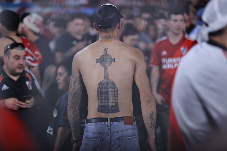 Un hincha de River Plate con la Copa Libertadores tatuada en la espalda. 