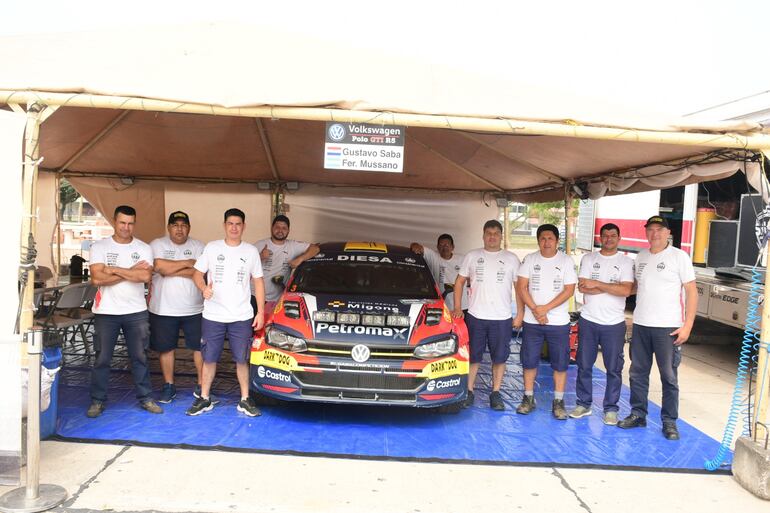 El equipo Saba Competición posa luego de alistar el VW Polo GTI R5 de  Gustavo Saba y Fernando Mussano. Fotos: Jes Audiovisual