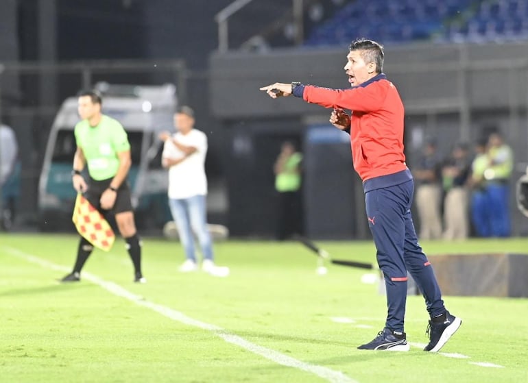 Jorge Martín Núñez, ayudante técnico de Cerro Porteño, durante el partido frente a Libertad por la fecha 22 del torneo Clausura 2024 del fútbol paraguayo en el estadio Defensores del Chaco, en Asunción.