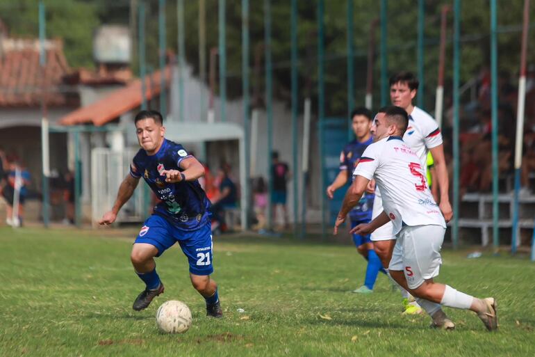 Lucas Amarilla del "alfarero" y Adrián Candia (5) van a la disputa del esférico. (Foto: APF)