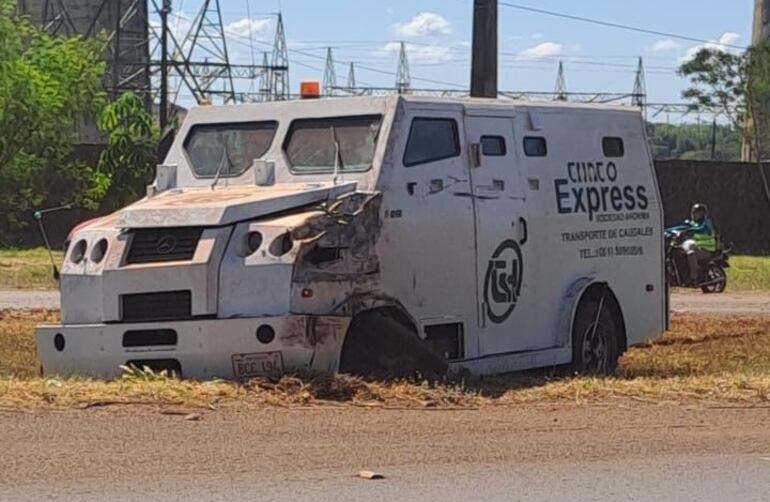 El vehículo quedó con daños materiales tras el reventón de una de sus cubiertas.