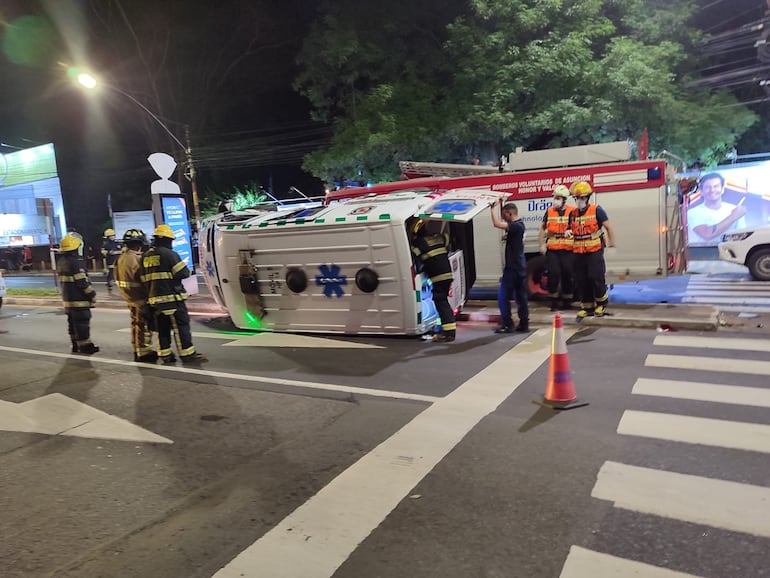 Esta ambulancia del Hospital de Policía Rigoberto Caballero, que trasladaba un paciente, volcó luego de ser embestida por una camioneta del Ministerio de Salud.