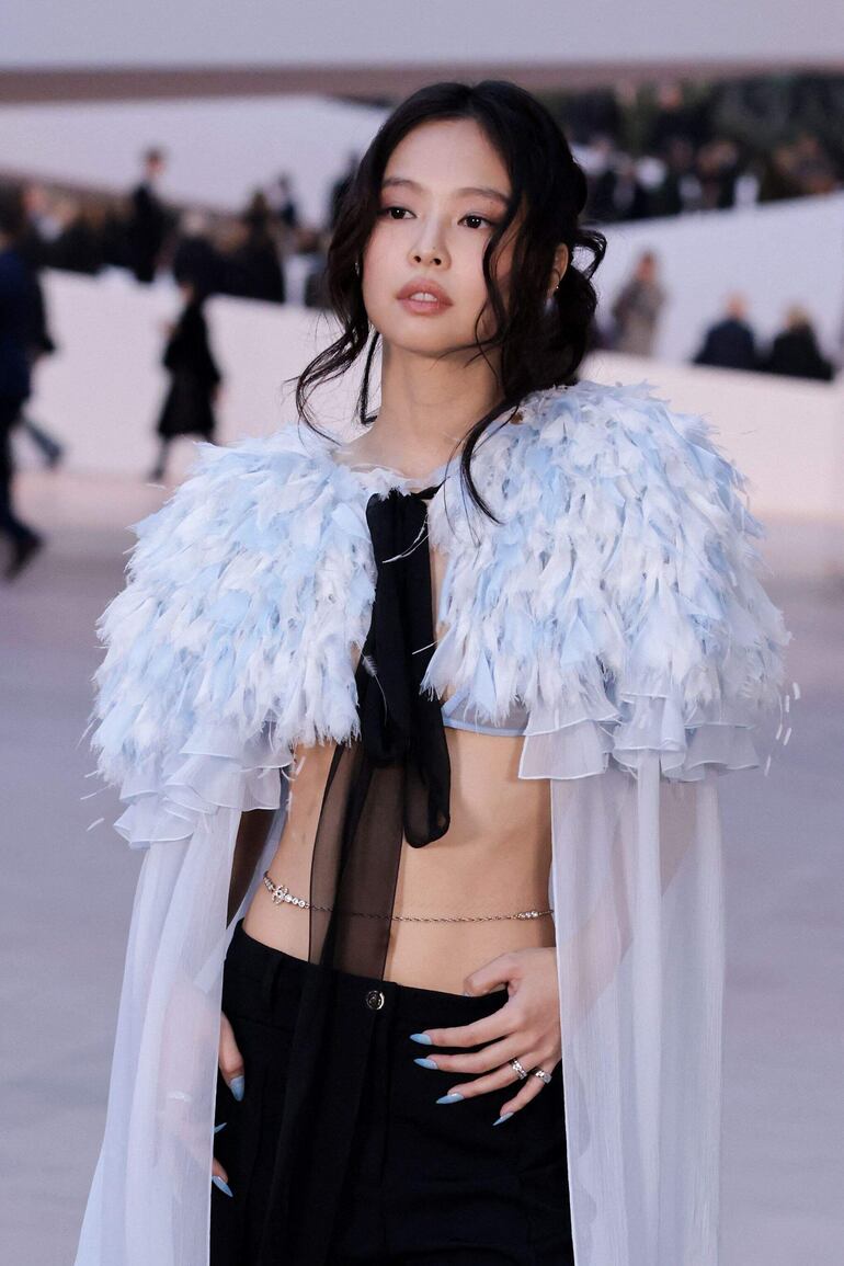 La cantante surcoreana Jennie Kim también fue a ver la colección Alta Costura femenina Primavera/Verano 2025 de Chanel en París. (Thibaud MORITZ / AFP)