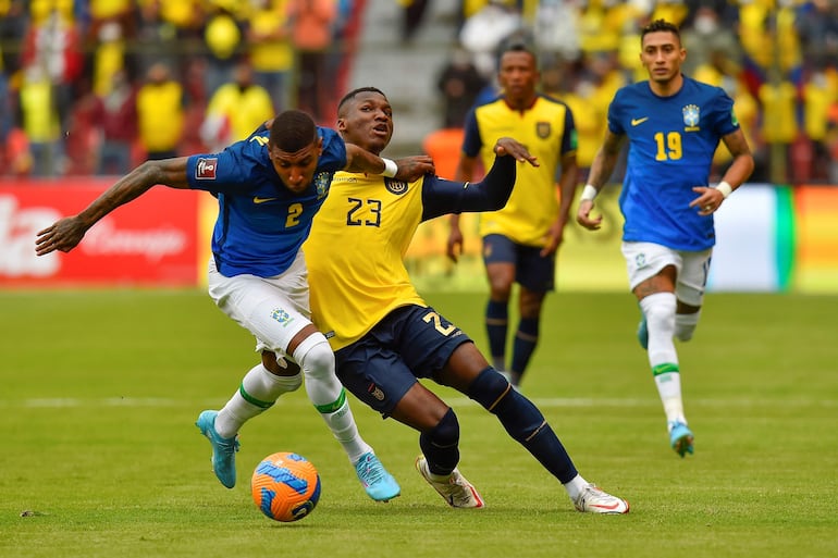 Moisés Caicedo (d) , futbolista de la selección de Ecuador, disputa un balón con Emerson Souza, jugador de la selección de Brasil, en el partido por las Eliminatorias Sudamericanas al Mundial Qatar 2022 en el estadio Rodrigo Paz Delgado, en Quito, Ecuador).