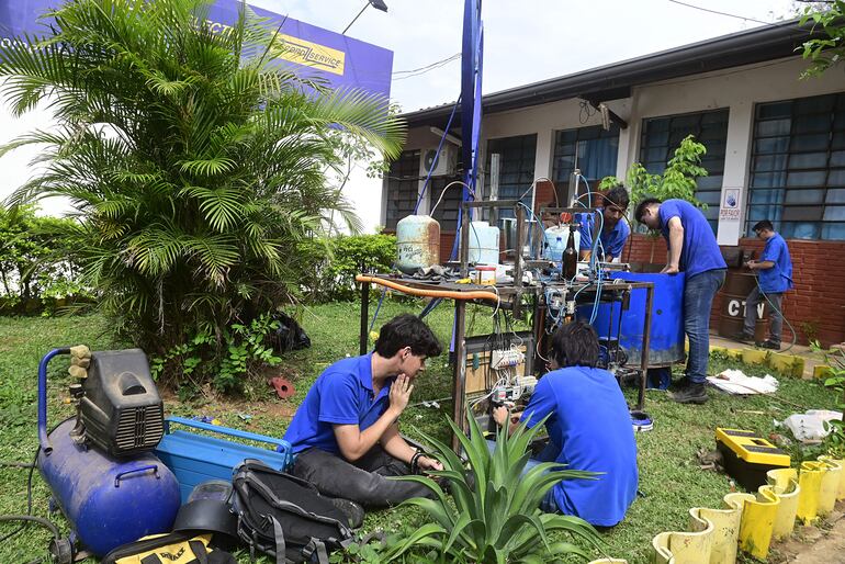 Estudiantes del CTN exponen proyectos en expo técnica. 