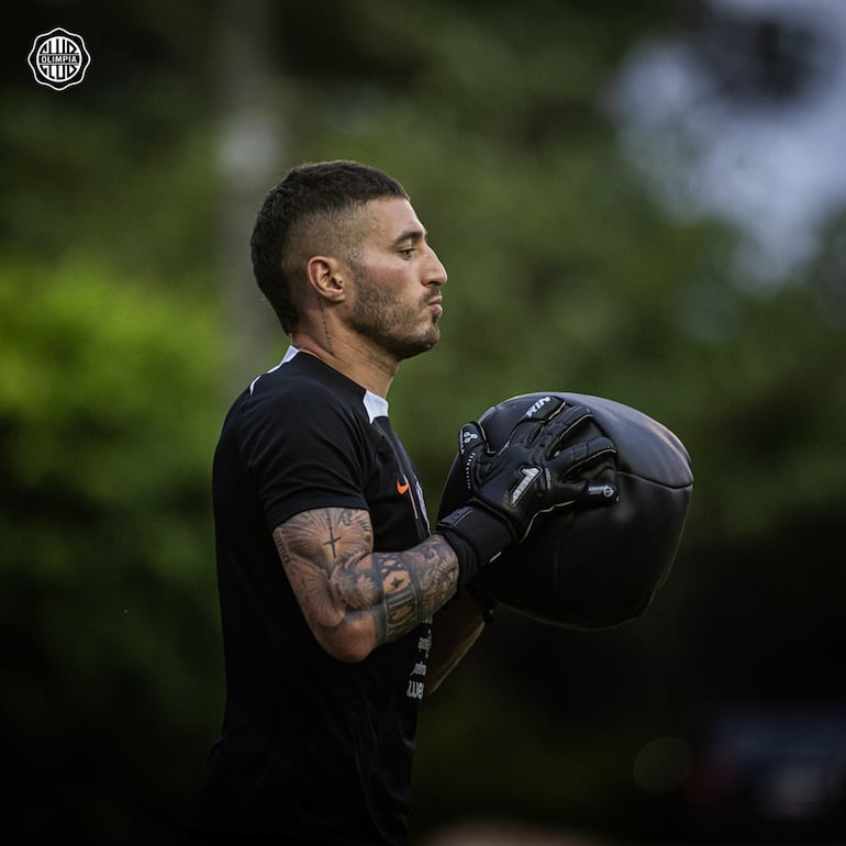 Gastón Hernán Olveira (31 años), arquero uruguayo del equipo de Olimpia.