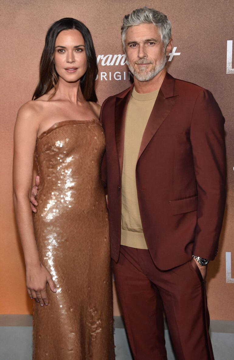 El actor estadounidense Dave Annable y su esposa, la actriz Odette Annable, llegando al estreno de la segunda temporada de "Special Ops: Lioness" en el Teatro Linwood Dunn. (Chris DELMAS / AFP)