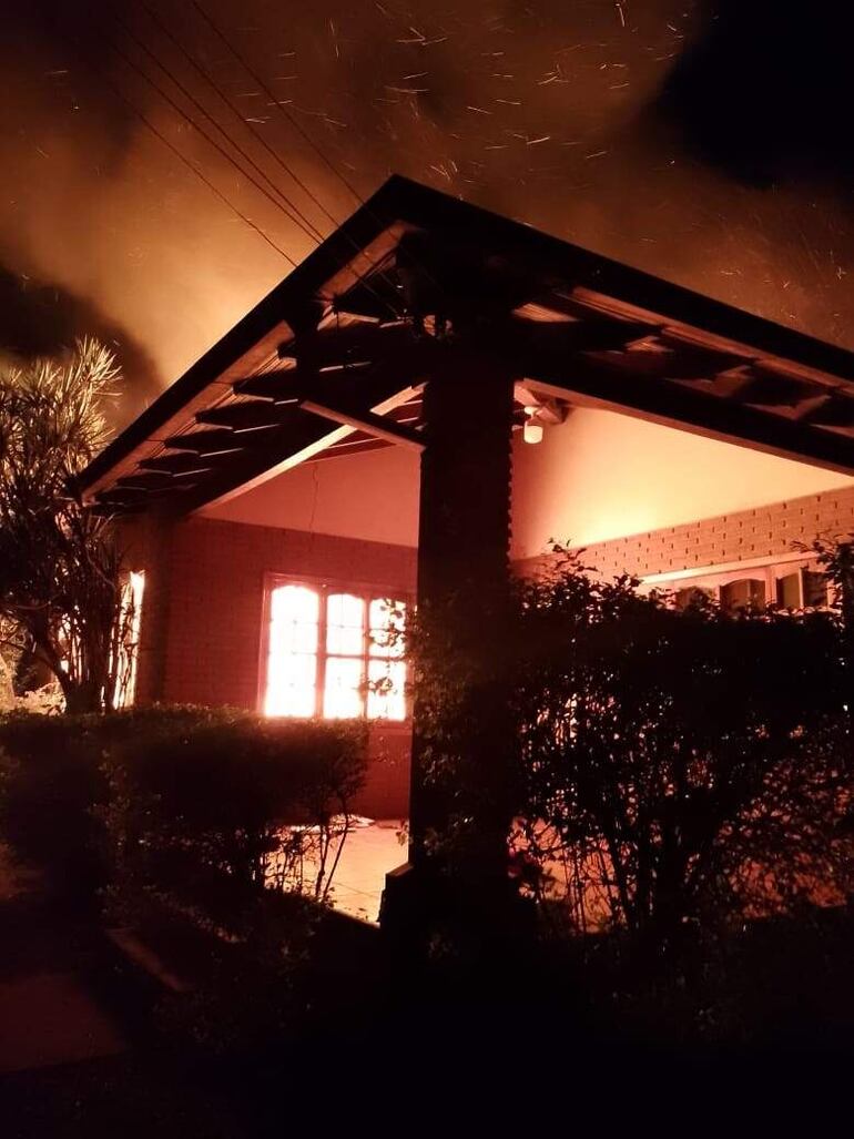 Los vecinos observaron impotentes el incendio de la casa en el barrio San José.