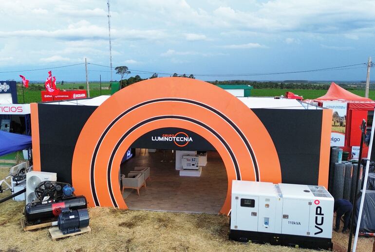 Stand del Grupo Luminotecnia, donde hay variedad de productos eléctricos.