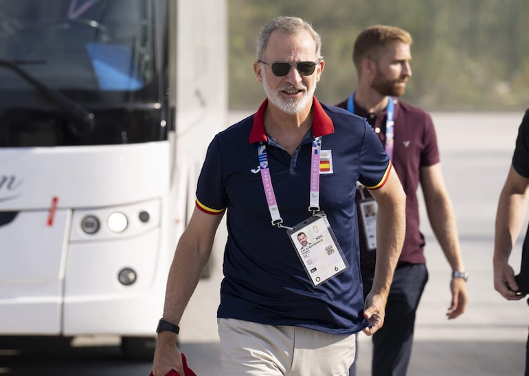 ¡Feliz! El rey Felipe VI se acerca a ver a los atletas españoles que compiten en las pruebas de remo de los Juegos Olímpicos París 2024 en el estadio náutico Vaires-sur-Marne en Sein-et-Marne, Francia. (EFE/ Rafa Aparicio/Real Federación Española De Piragüismo)
