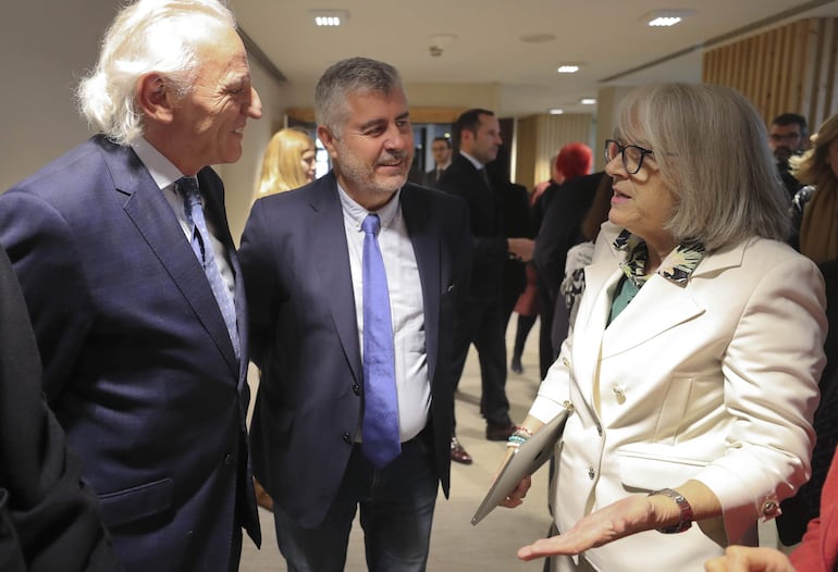 El presidente de la Agencia EFE, Miguel Ángel Oliver Fernández (c), y los expresidentes de la agencia Gabriela Cañas (d) y Álex Grijelmo (i), quienes forman parte del jurado del Premio Princesa de Asturias de Comunicación y Humanidades, ser reúnen con el resto de los componentes del jurado en Oviedo este lunes, día en el que comienzan las deliberaciones en torno a las cuarenta y siete candidaturas de quince nacionalidades presentadas este año, entre las que se incluyen destacados hispanistas y una amplia representación de comunicadores.