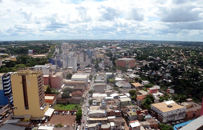 En el microcentro de Ciudad del Este, en la zona comercial emergen imponentes edificios de altura, shoppings y otros emprendimientos creados en el proceso de su reinvención.