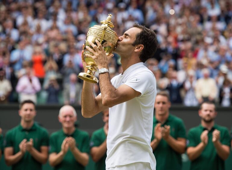 Roger Federer celebra los 20 años de su primer triunfo en Wimbledon. ©Rolex/Jon Buckle.