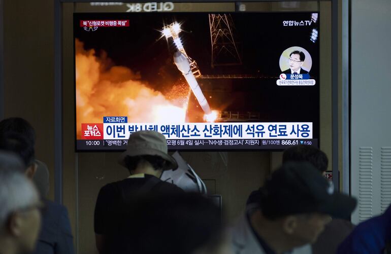 Lanzamiento fallido del satélite que Corea del Norte pretendía enviar al espacio.