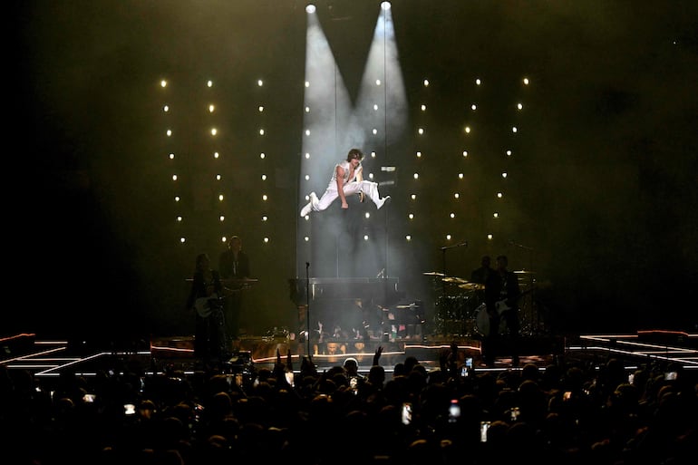 Benson Boone durante su actuación en los MTV Europe Music Awards, el domingo en Manchester.