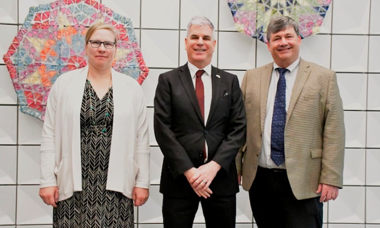 La vicesecretaria de Estado, Kerri S. Hannan (izq.), el embajador Marc Ostfield y Mark B. Lambert