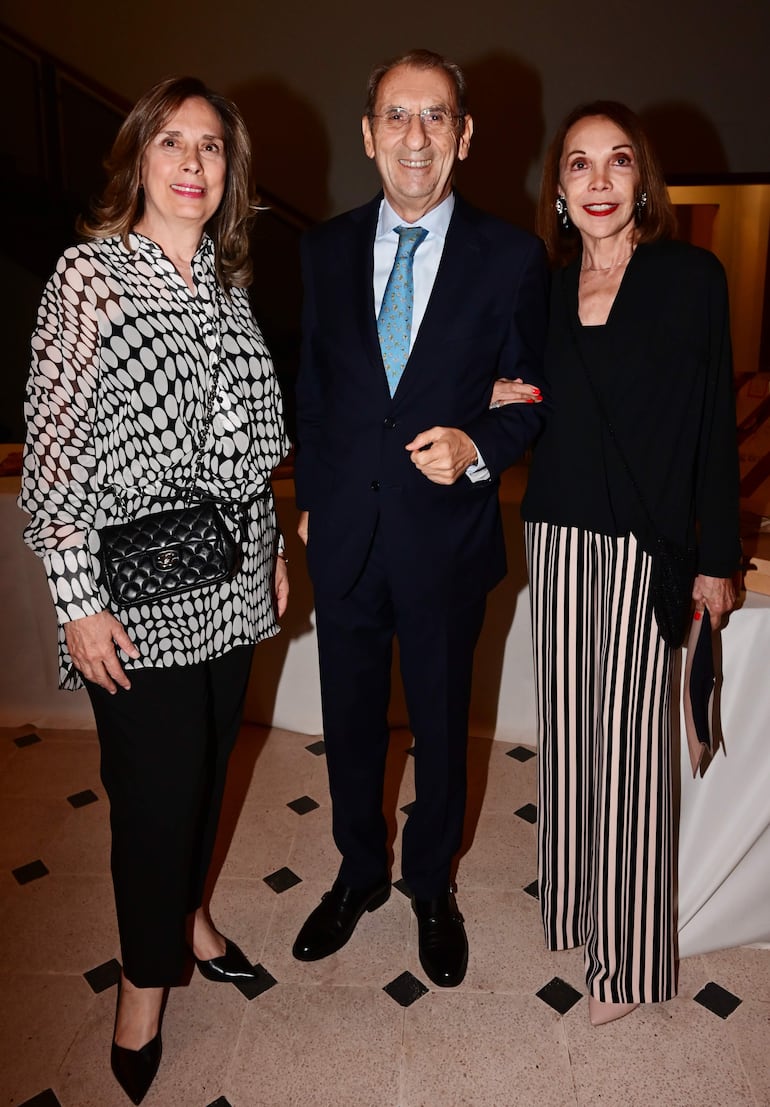 Diana Díaz de Espada; Claude-Robert Ellner, exembajador de Alemania, y Alejandra Mastro. 