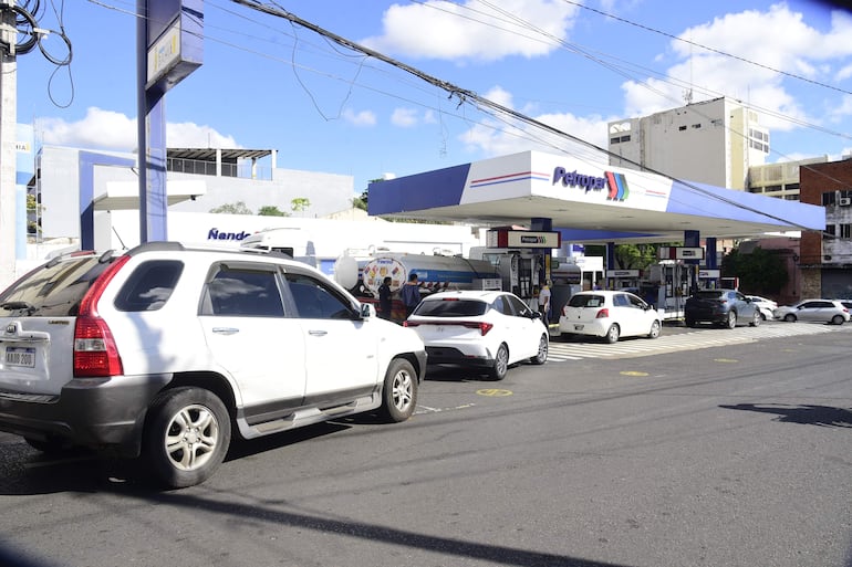 Larga fila de vehículos en uno de los servicentros de Petropar tras el anuncio de la reducción de precios de las naftas.