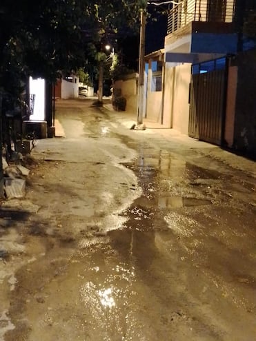 Varios caños rotos y calles "inundadas" en el barrio Bella Vista.