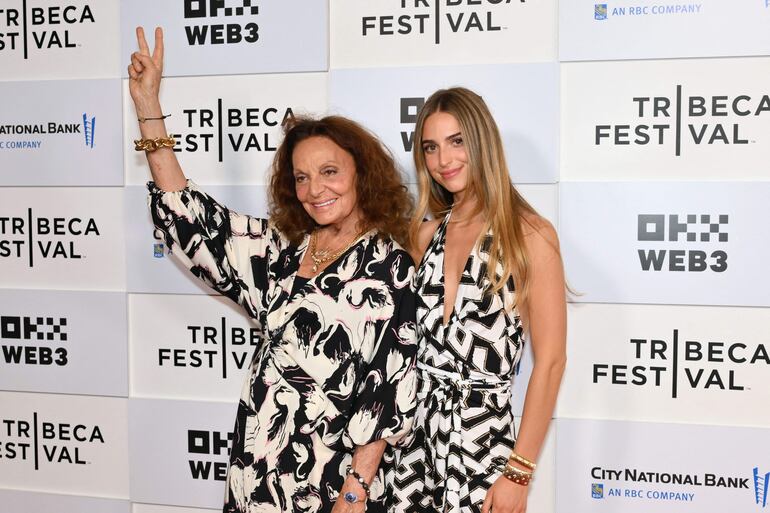 La diseñadora belga Diane von Furstenberg y su nieta Talita von Furstenberg.