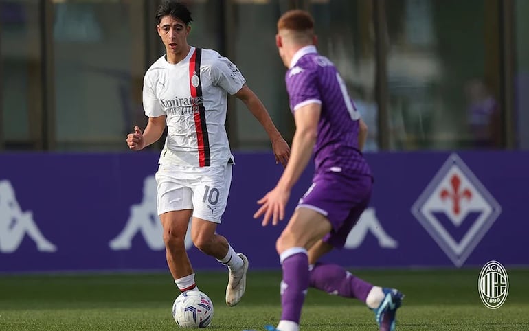 Hugo Cuenca (i) en acción en el partido de ayer contra la Fiorentina por la Copa Primavera.