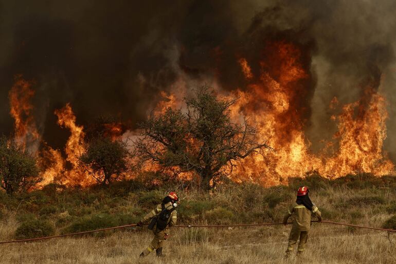 Imagen de referencia. Bomberos combaten un incendio forestal.