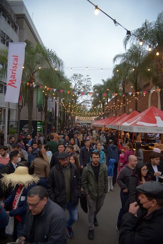 Un público multitudinario acudió el año pasado al San Juan del Barrio Mariscal, que este año promete mucha diversión.