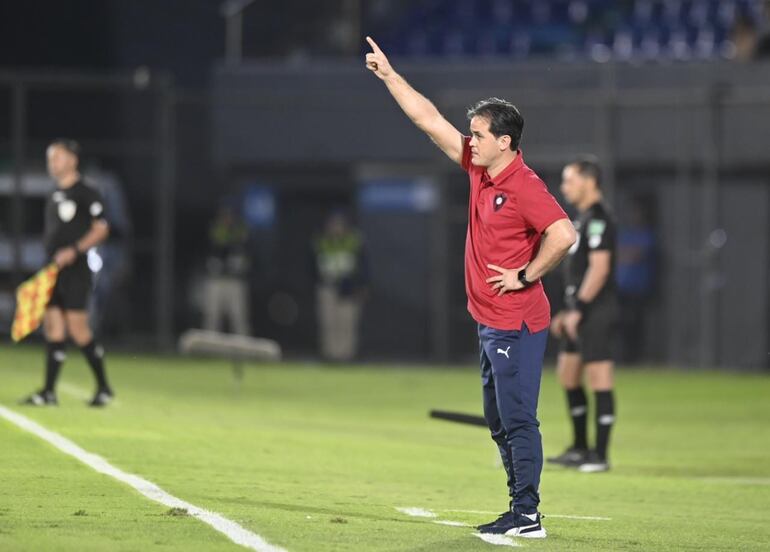 El paraguayo Diego Gavilán, entrenador de Cerro Porteño, durante el partido contra Resistencia por la cuarta fecha del torneo Clausura 2023 del fútbol paraguayo en el estadio Defensores del Chaco, en Asunción.