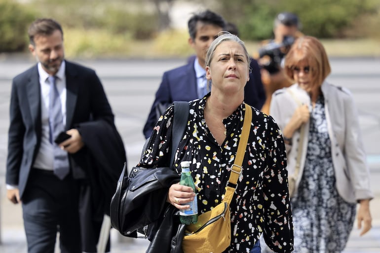 Caroline Darian, en primer plano, rodeada por su madre Gisele y sus abogados, rumbo a la corte de Aviñón.