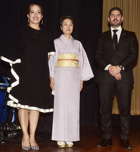 Roció Rolón, directora del Centro Paraguayo Japonés junto a la embajadora de Japón en Paraguay, Yoshie Nakatani y el intendente de Asunción, Óscar Rodríguez.