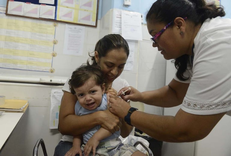 La vacuna contra la varicela se aplica a los 15 meses de vida y a los 5 años de edad. 