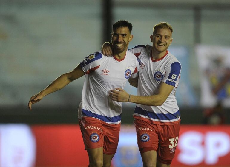 El paraguayo Gabriel Ávalos (I), jugador de Argentinos Juniors, festeja el tanto que anotó a los 8 segundos del partido contra Arsenal por la segunda fecha de la Copa de Liga Profesional de Argentina.