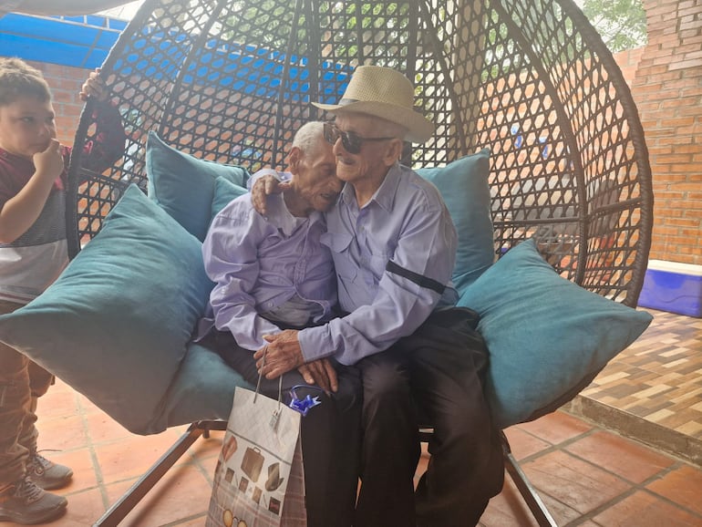 Don Cosme González recibe el abrazo de su hermano, Lejuancho, de 96 años de vida.