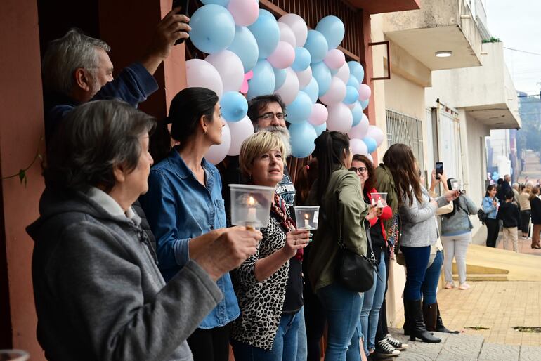 Varias personas con velas encendidas salieron a las calles para ver pasar a la imagen de María Auxiliadora. 