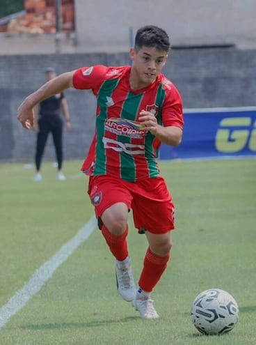 Juan Francisco Esteche (22 años), mediocampista ofensivo argentino del Atlético Tembebetary.