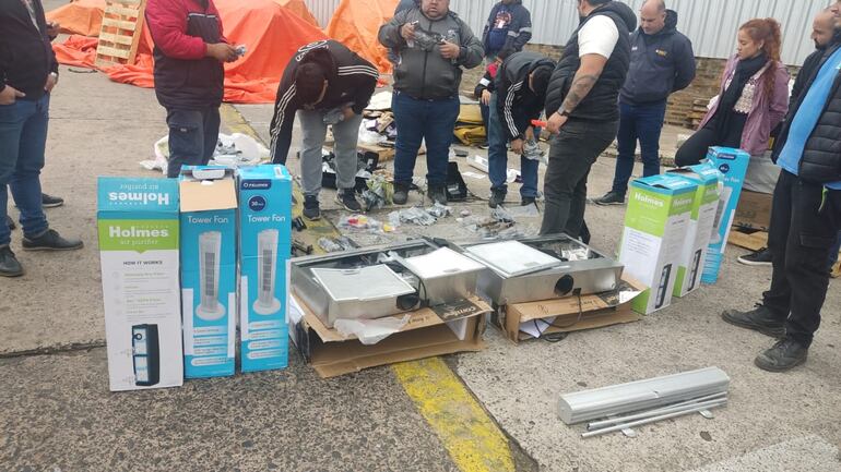 Partes de armas incautadas por la DNIT en el aeropuerto Silvio Pettirossi. (gentileza).