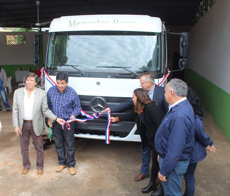 Momento en que el presidente de cañicultores de Central, Gustavo Vallejos, y el ministro del MAG, Moisés Bertoni, desatan simbólicamente la cinta para la entrega del camión. Acompañan miembros del gremio y el gerente general del ingenio azucarero La Felsina, Vicente Correa.