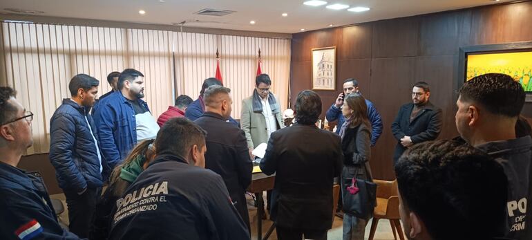 Nelsón Mora (centro y con bufanda) durante allanamiento a la Municipalidad de Asunción. (gentileza).