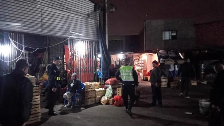 Efectivos de la Policía Nacional se despliegan para fortalecer la seguridad ciudadana en zona del Mercado de Abasto.