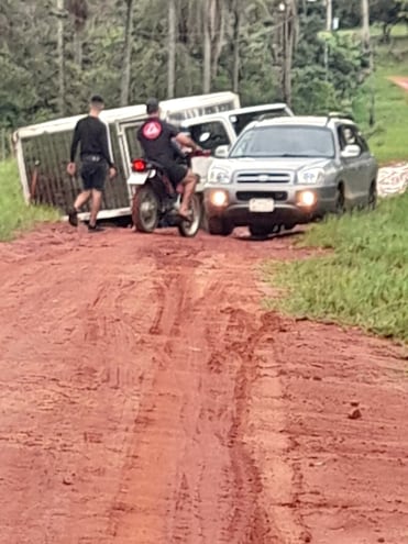 En Acahay reporta que los visitantes están teniendo inconvenientes para salir por el calamitoso estado de los caminos rurales.